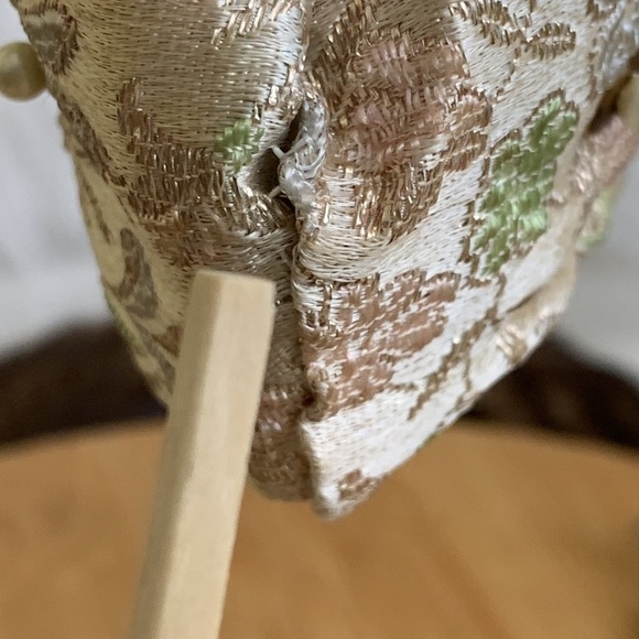 Vintage Ivory Embroidered Beaded Small Kiss Lock Chain Strap Mini Evening Bag - Picture 4 of 17